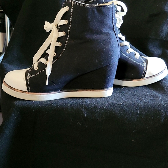 3 for$40  Sneaker Boots with tie-up Laces sz. 8 - Picture 3 of 6